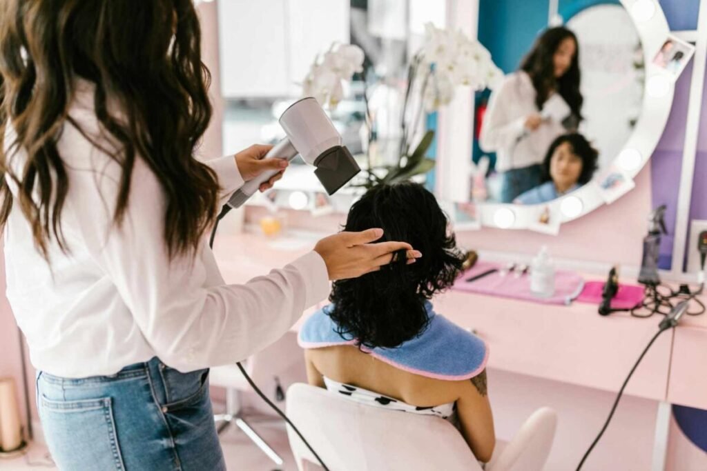 Mujer secando el pelo a clienta